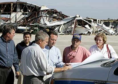 El presidente de EE UU, George Bush (tercero por la izquierda), y su hermano Jeb (primero a la izquierda), ayer en Florida.