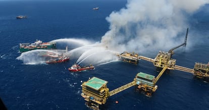 Barcos arrojan agua a una plataforma en la bahía de Campeche (México) durante un incendio, el 7 de julio.