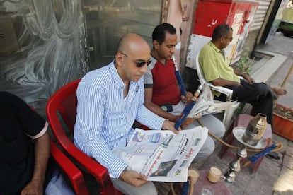 Egipcios en una cafetería en El Cairo leen las noticias sobre la salud del depuesto dictador Hosni Mubarak.