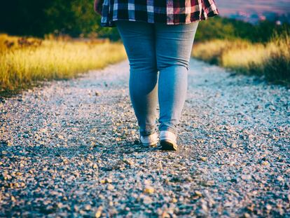 Young woman walking on country road (+ corazón - diabetes )