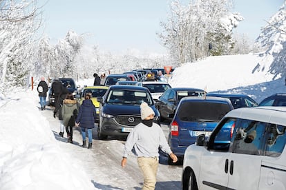 People enjoying the snow on Wednesday, a national holiday, in O Cebreiro, in Lugo province.