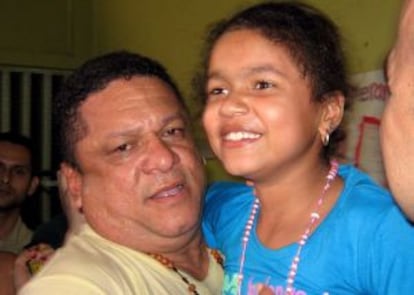 Jorge Enrique Muñoz, padre de Nohora Valentina Muñoz, la abraza a su llegada a casa en Fortul (Colombia).