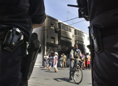 Una persona de etnia gitana es sospechosa del apuñalamiento.- Los disturbios han provocado el incendio de dos viviendas de familiares del supuesto autor de la agresión