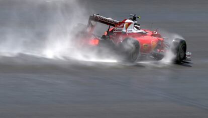 El finlandés Kimi Raikkonen conduce bajo la lluvia durante la sesión de entrenamiento del GP de Austria, en el Red Bull Ring, en Spielberg.