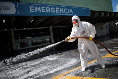 Un militar desinfecta la entrada de un hospital en Brasilia este martes.