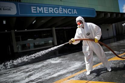 Un militar desinfecta la entrada de un hospital en Brasilia este martes.