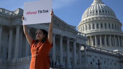 Una mujer se manifestaba el martes ante el Capitolio contra la ley que amenaza con el cierre de TikTok en Estados Unidos.