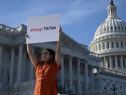 Una mujer se manifestaba el martes ante el Capitolio contra la ley que amenaza con el cierre de TikTok en Estados Unidos.