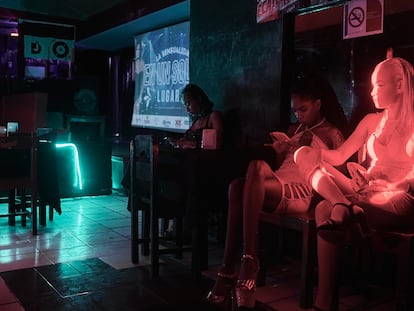 Mujeres migrantes trabajan en un bar en Tapachula, Chiapas