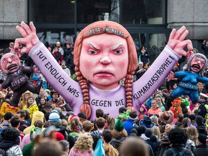 Carroza del carnaval que representa a la figura de la activista del clima Greta Thunberg, la semana pasada en de Duseldorf.  