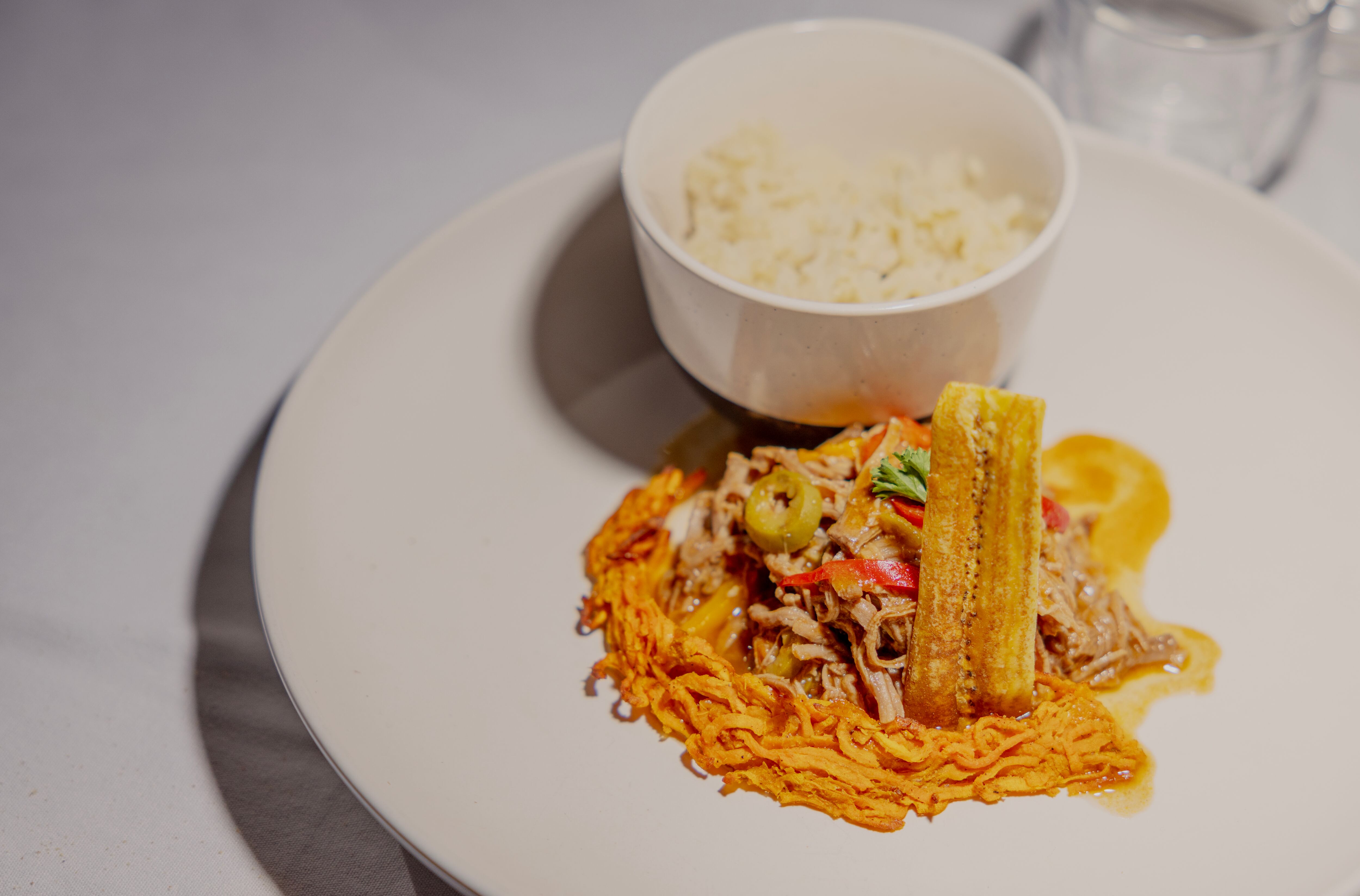 Ropa Vieja, boniato y arroz con maíz. 