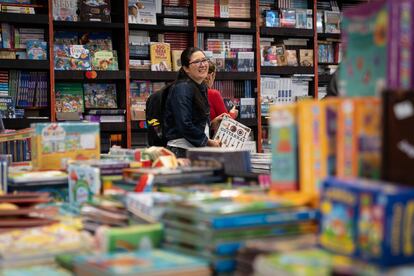 Una mujer le muestra a su familia un libro durante el segundo día de la FILBo.