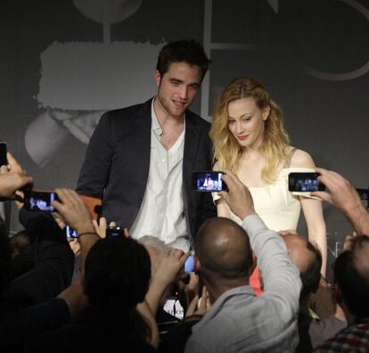 Los actores  Rob Pattinson y Sarah Gadon en la rueda de prensa de la pel&iacute;cula  &#039;Cosmopolis&#039;. 