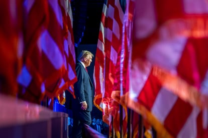 El candidato republicano, Donald Trump, se dirige al atril en el escenario de Palm Beach. 