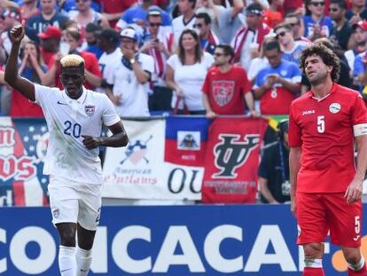 Gyasi Zardes de la selecci&oacute;n de EE UU celebra la victoria. 