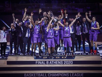 Los jugadores del San Pablo Burgos celebran la conquista de la Champions FIBA