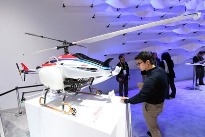 El helicóptero no tripulado de uso industrial con motor de combustible, Yamaha Fazer R, se muestra en el stand de Yamaha durante el CES 2018 en el Centro de Convenciones de Las Vegas el 11 de enero de 2018 en Las Vegas, Nevada (EE UU).