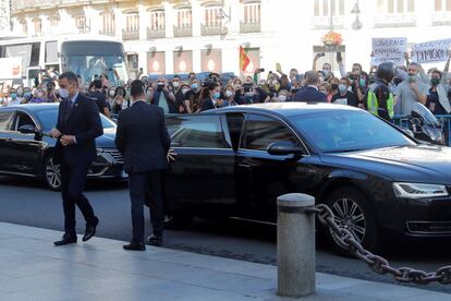 Sánchez, presidente del Gobierno, llega en su coche oficial a la Puerta del Sol, para reunirse con Isabel Díaz Ayuso. En el kilómetro cero se han concentrado algunas personas que han lanzado mensajes de protesta contra el presidente.