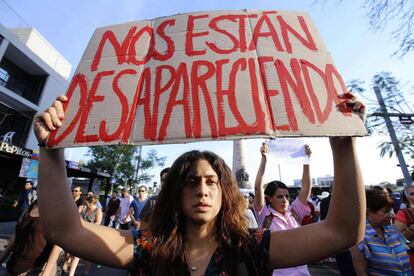 Estudiantes mexicanos protestan en Guadalajara contra la violencia.