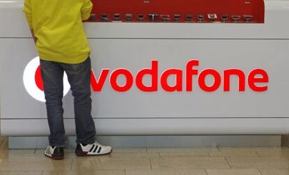 Un cliente ante un mostrador de Vodafone.