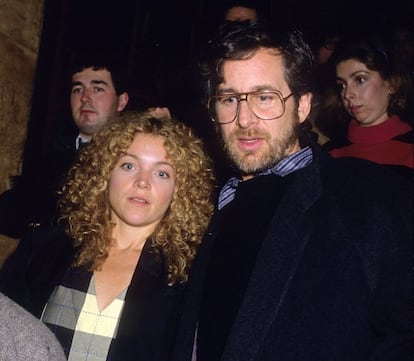 La actriz Amy Irving conoció a Steven Spielberg en el plató de 'Encuentros en la tercera fase', en 1977. La pareja convivió junta durante años, se casó en 1985 y se separó en 1989. Sus cuatro años juntos les dejaron una buena amistad (aquí, la pareja en una función de teatro en diciembre de 1995). La infidelidad de él con la actriz Kate Capshaw durante el rodaje de 'Indiana Jones y el templo maldito' les costó el divorcio, que hizo menguar considerablemente la fortuna del actor: le pagó a Irving 100 millones de dólares.