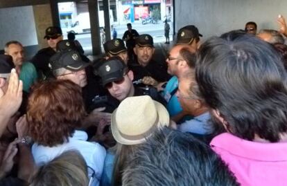 El consejero delegado de la empresa saliendo del juzgado