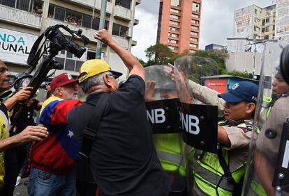 Varios manifestantes se enfrentan a la policía antidisturbios durante una protesta contra el gobierno.