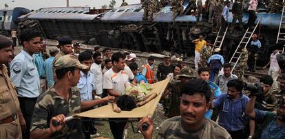 Los equipos de rescate evacuan el cuerpo sin vida de una niña fallecida en el atentado contra un tren en el Estado indio de Bengala Occidental.