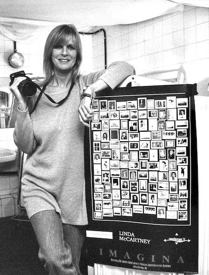 Linda McCartney, junto al cartel de su exposición en Imagina, perteneciente a la colección 'Desde Imagina'.