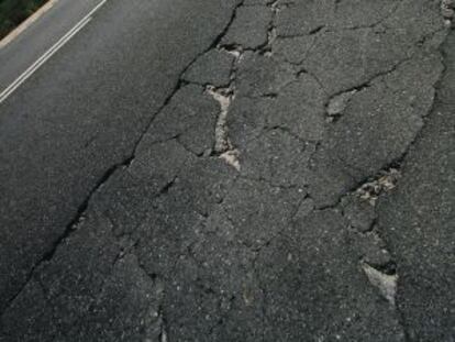 “Las carreteras muestran síntomas evidentes de un peligroso deterioro”, advierte la Asociación Española de Carreteras.