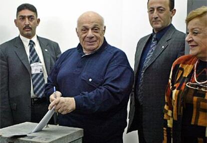 El presidente turcochipriota, Rauf Denktash, acompañado de su esposa Aydin, deposita su voto en Nicosia.