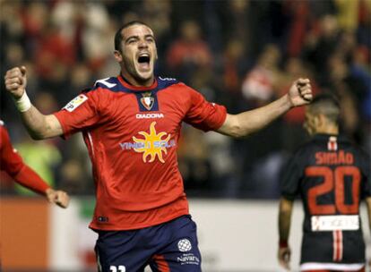 Pandiani, tras uno de los dos goles que metió al Atlético.