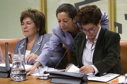 De izquierda a derecha, las parlamentarias Karmele Antxustegi, de EA; Esozi Leturiondo, del PSE, y Kontxi Bilbao, de  EB, en un momento del debate en la Comisión de Sanidad.