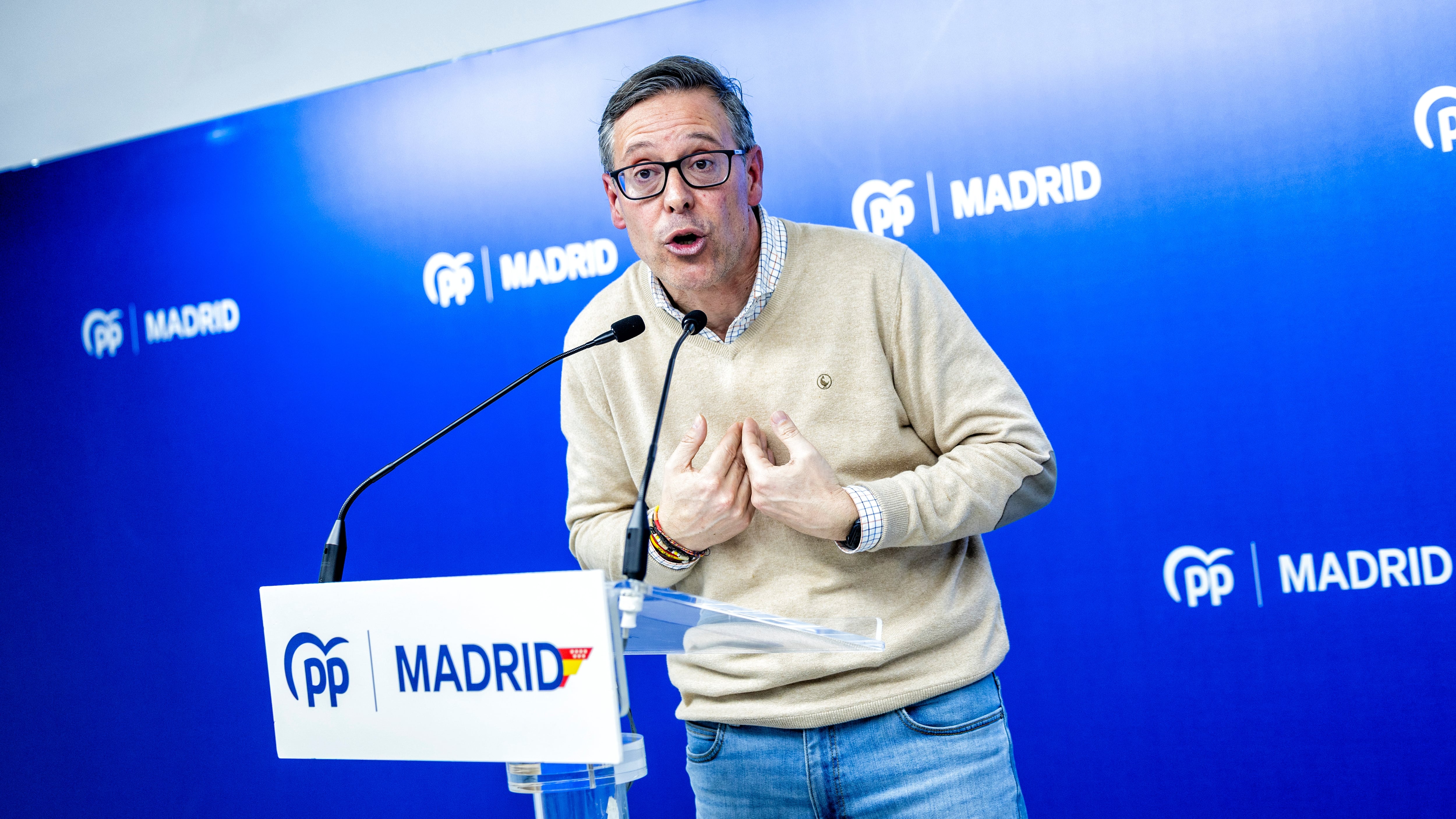 Alfonso Serrano, número tres de Ayuso, declarará como testigo por una filtración policial que criminalizaba la inmigración