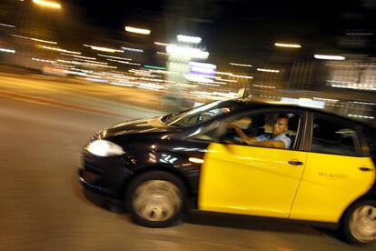 Un taxista busca clientes en el paseo de Gràcia de Barcelona.