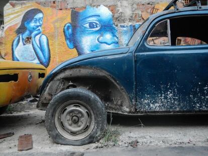 Primer plano de un automóvil abandonado en la favela de Cidade de Deus, a la que pertenecen los niños participantes en el proyecto. La favela, una de las más famosas de Río, está formada por más de 700 casas. Aunque la delincuencia ha disminuido en los últimos años, todavía faltan muchas infraestructuras básicas como hospitales, colegios o servicios de limpieza.