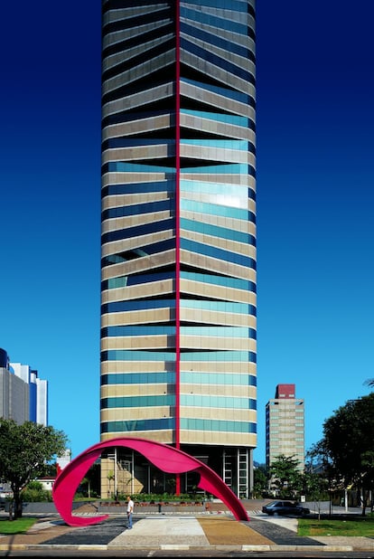 Edifício Berrini 500, obra de Tomie Ohtake localizada na zona sul de São Paulo (2000)