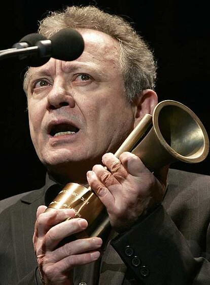 José Antonio Moreno recoge el premio de Comunicación concedido a Radio 3 en la gala que se ha celebrado en el Gran Teatro de Córdoba.