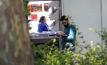 Un lector, en la Feria del Libro de Madrid. 