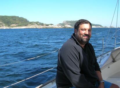 Caamaño viaja casi todos los fines de semana a su tierra para salir a navegar en su barco, <i>Asixo,</i> por la ría de Corcubión (A Coruña).