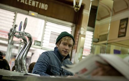 El actor Pablo Rivero posa junto a los grifos del bar madrile&ntilde;o El Palentino, un cl&aacute;sico de la calle del Pez.