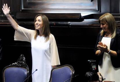 La gobernadora María Eugenia Vidal saluda durante la apertura de sesiones de la legislatura de Buenos Aires, el 1 de marzo de 2017.