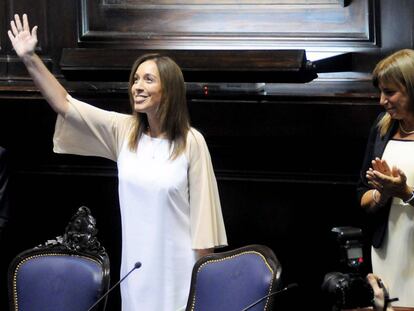 La gobernadora María Eugenia Vidal saluda durante la apertura de sesiones de la legislatura de Buenos Aires, el 1 de marzo de 2017.