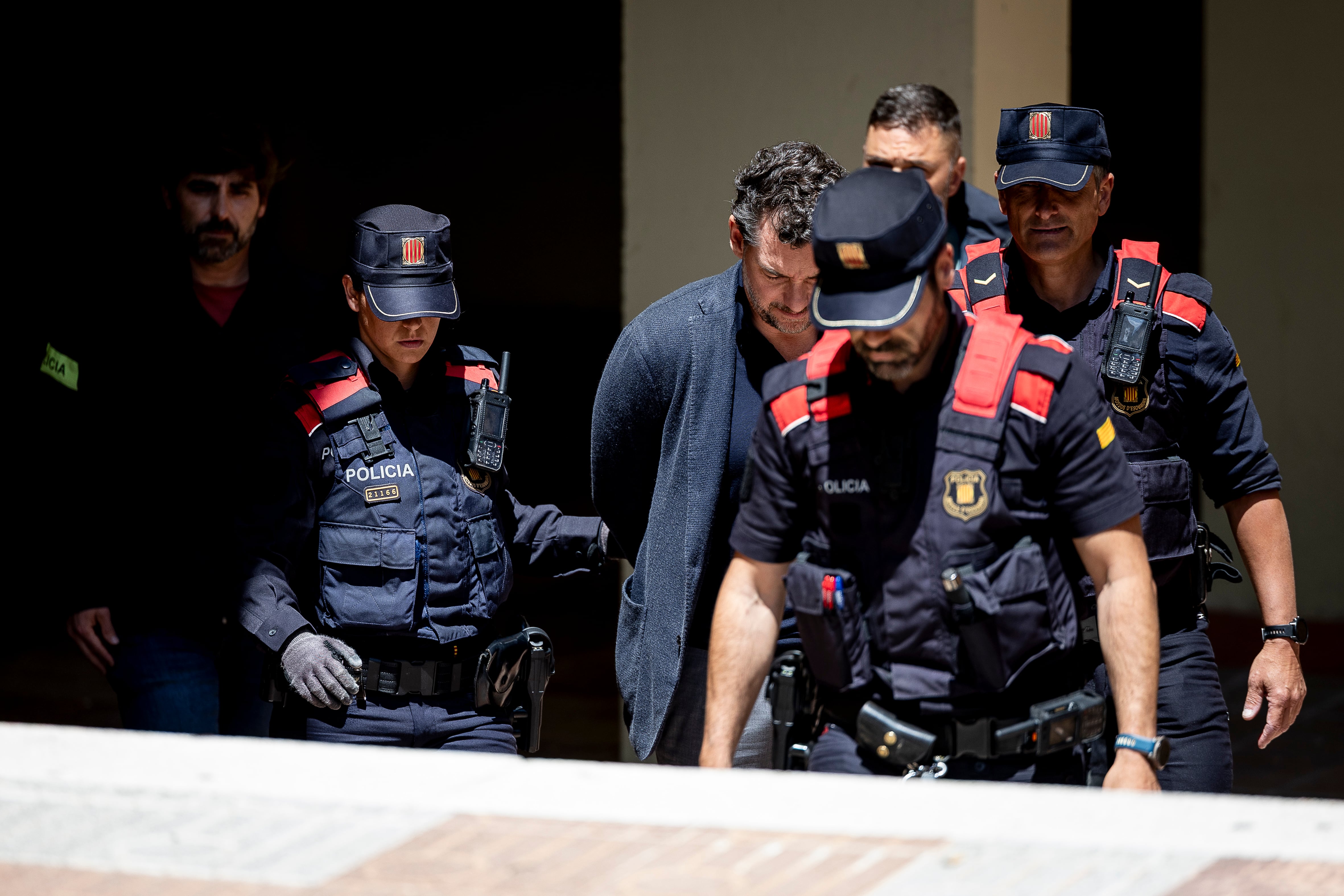 Jonathan Andic, custodiado por agentes de los Mossos, a su llegada a los juzgados de Martorell este martes.