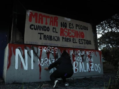 Un grupo de jóvenes pinta el frente de un Comando de Acción Inmediata (CAI) de la Policía colombiana en calles del barrio Verbenal como protesta por la muerte de manifestantes en Bogotá (Colombia) el martes 15 de septiembre. Las protestas callejeras en Bogotá y otras ciudades de Colombia contra la brutalidad policial que causó la muerte del abogado Javier Ordóñez durante su arresto costaron la vida a diez personas en una noche de vandalismo y furia que tiene como principales sospechosos a los propios uniformados. 