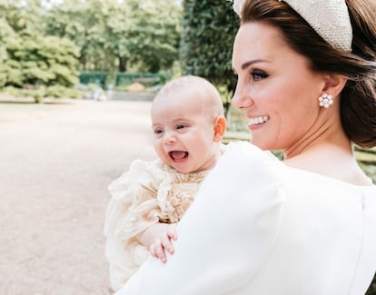 La duquesa Catalina de Cambridge sostiene a su hijo, el príncipe Luis, el tercer hijo de los duques de Cambridge. El bebé fue bautizado el pasado lunes 9 de julio en la capilla real del Palacio de Saint James en Londres (Reino Unido).