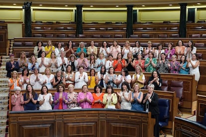 Diputadas y ministras posan tras la aprobación definitiva de la Ley de Paridad tras el pleno del Congreso de los Diputados el pasado julio