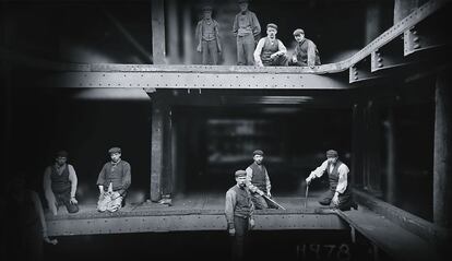 Operarios durante la construcción de la nave