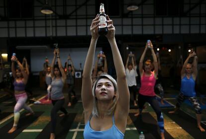 Practicantes de Yoga durante el evento celebrado en Bangkok.