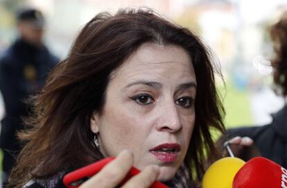 La vicesecretaria general del PSOE y cabeza de lista al Congreso por Asturias, Adriana Lastra, atiende a los medios tras votar en la escuela infantil del Rubín de Oviedo.